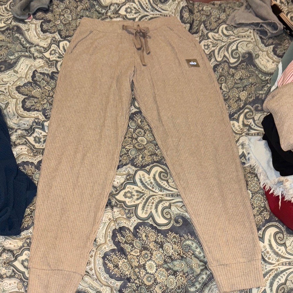 ALO Yoga Muse Tan Ribbed Sweatpants